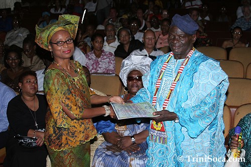 Ms. Oshunkhemi makes a presentation to the Supreme Leader Araba Agbaye Chief Adisa Aworeni Mokoranwale