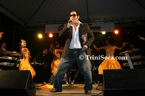 Soca Elvis (Michael Salloum) and dancers on stage